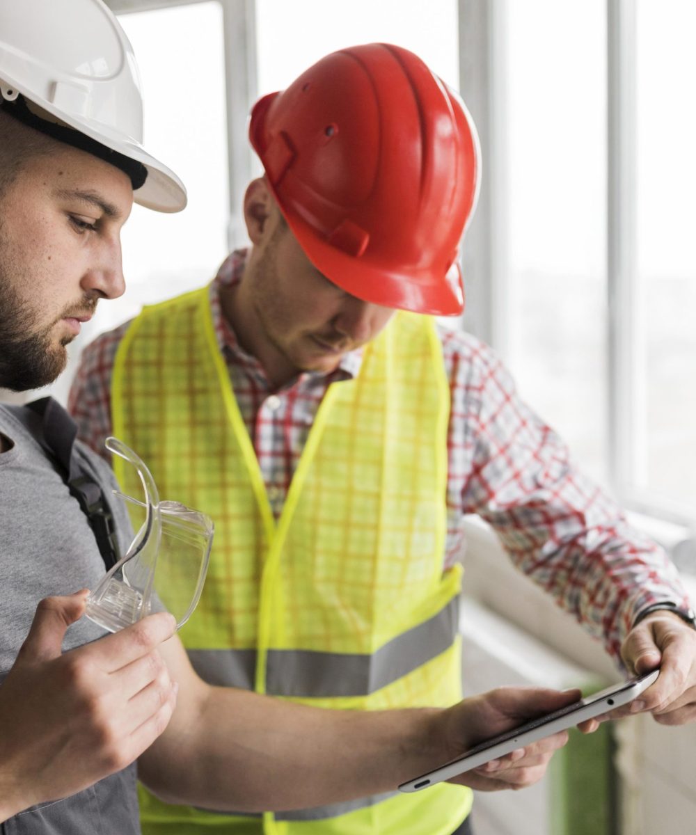 hombres-constructores-con-cascos-de-seguridad