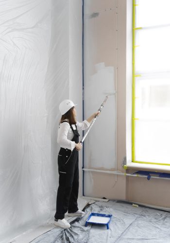 mujer-trabajando-con-rodillo-de-pintura-full-shot