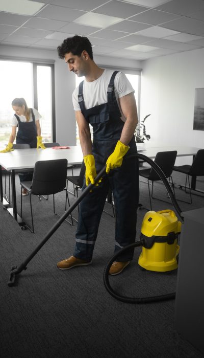oficina-de-limpieza-de-personas-de-tiro-completo
